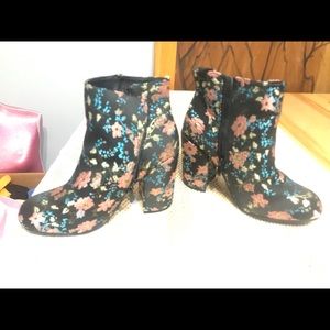 Torrid sz10 cute pattern block heel boots